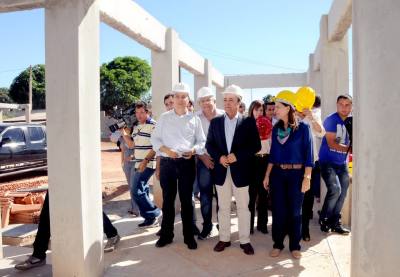 Comitiva do governo em visita as obras de construção da primeira escola em tempo integral de Miranorte
