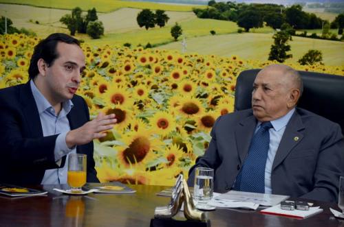 O presidente-diretor da VLI, Marcello Spinelli, é recebido pelo Governador Siqueira Campos para discutir pátios integradores da Ferrovia Norte-Sul O presidente-diretor da VLI, Marcello Spinelli, é recebido pelo Governador Siqueira Campos para discutir pátios integradores da Ferrovia Norte-Sul