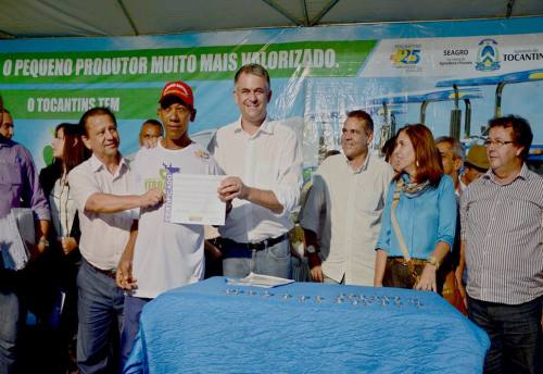 Produtor recebe certificado de operador de máquina das mãos do secretário da Agricultura e do prefeito de Porto Nacional Produtor recebe certificado de operador de máquina das mãos do secretário da Agricultura e do prefeito de Porto Nacional