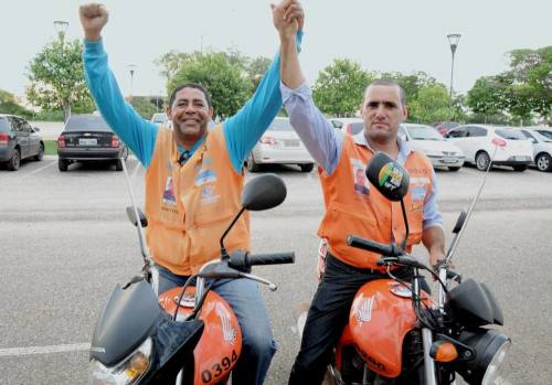 Os mototaxistas Joacy Pereira e Azael Arruda comemoram a possibilidade de comprar moto com ICMS isento Os mototaxistas Joacy Pereira e Azael Arruda comemoram a possibilidade de comprar moto com ICMS isento