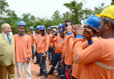 Governador Siqueira Campos é recebido por operários em visita a obras da Estação de Tratamento de Esgoto de Araguaína Governador Siqueira Campos é recebido por operários em visita a obras da Estação de Tratamento de Esgoto de Araguaína