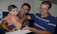 Roberto Frank considera a carteira de identidade mais prática de manusear comparando coma certidão de nascimento Roberto Frank considera a carteira de identidade mais prática de manusear comparando coma certidão de nascimento