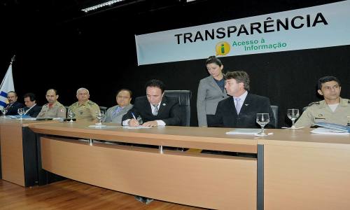O vice-governador João Oliveira assina o decreto regulamentando a Lei Anticorrupção O vice-governador João Oliveira assina o decreto regulamentando a Lei Anticorrupção