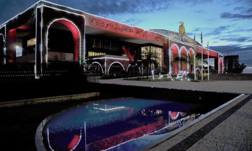 Em diferentes tons, Palácio Araguaia está iluminado em clima de Natal Em diferentes tons, Palácio Araguaia está iluminado em clima de Natal