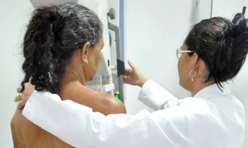 Mulheres devem procurar postos de saúde para realizarem exames periódicos, esta é uma das melhores formas de prevenção Mulheres devem procurar postos de saúde para realizarem exames periódicos, esta é uma das melhores formas de prevenção