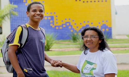 “Minha alegria é presenciar os meus alunos aprenderem e se desenvolverem”, afirma a professora Maria Dilva “Minha alegria é presenciar os meus alunos aprenderem e se desenvolverem”, afirma a professora Maria Dilva