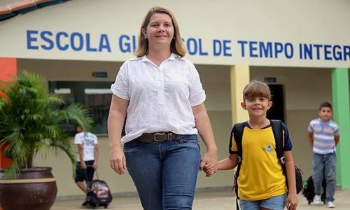 Letícia e a mãe Joana estão felizes com o sistema de ensino integral implantado na escola Letícia e a mãe Joana estão felizes com o sistema de ensino integral implantado na escola