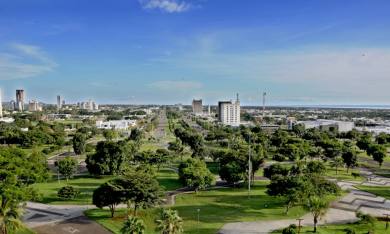 Novos edifícios residenciais e comerciais estão sendo erguidos frequentemente na mais nova capital brasileira, Palmas Novos edifícios residenciais e comerciais estão sendo erguidos frequentemente na mais nova capital brasileira, Palmas