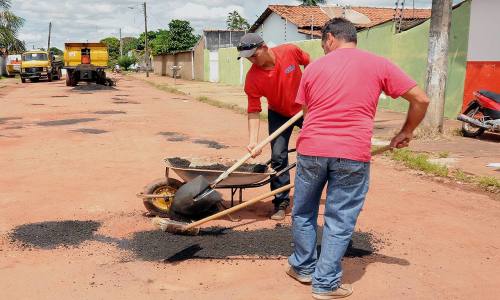 Com as ordens de serviço assinadas em Augustinópolis, Araguatins e Paraíso mais 91,6 mil cidadãos serão atendidos pelas obras de recuperação da malha viária urbana, promovidas pelo governo do Estado Com as ordens de serviço assinadas em Augustinópolis, Araguatins e Paraíso mais 91,6 mil cidadãos serão atendidos pelas obras de recuperação da malha viária urbana, promovidas pelo governo do Estado