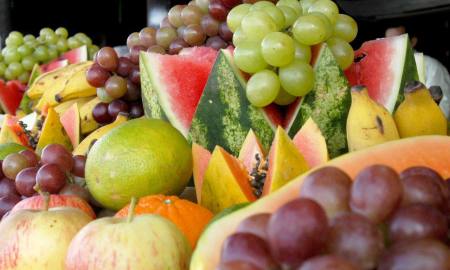 Nos intervalos das refeições principais, é recomendado o consumo de frutas e sucos