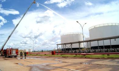 O Corpo de Bombeiros do Tocantins durante o Exercício Simulado de Emergência, no Terminal de Distribuição de Combustíveis de Porto Nacional O Corpo de Bombeiros do Tocantins durante o Exercício Simulado de Emergência, no Terminal de Distribuição de Combustíveis de Porto Nacional