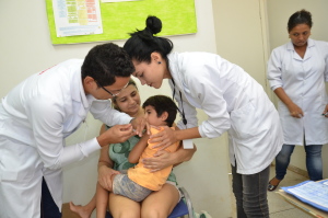 Cuidadosa com os filhos, Helem Crisley levou o pequeno Arthur Ayan de Freitas para vacinar -Josy Karla.JPG