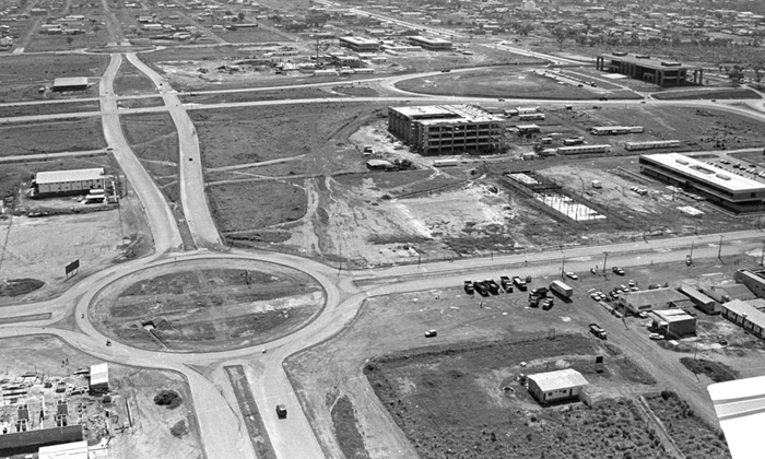 Palmas nasceu planejada, no início um imenso canteiro de obras em meio ao cerrado, que logo foi tomando forma nas mãos dos pioneiros Palmas nasceu planejada, no início um imenso canteiro de obras em meio ao cerrado, que logo foi tomando forma nas mãos dos pioneiros