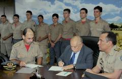 Governador Siqueira Campos durante assinatura dos atos de promoção dos 75 bombeiros militares, em cerimônia realizada na tarde desta sexta-feira, 14, no gabinete do Palácio Araguaia.