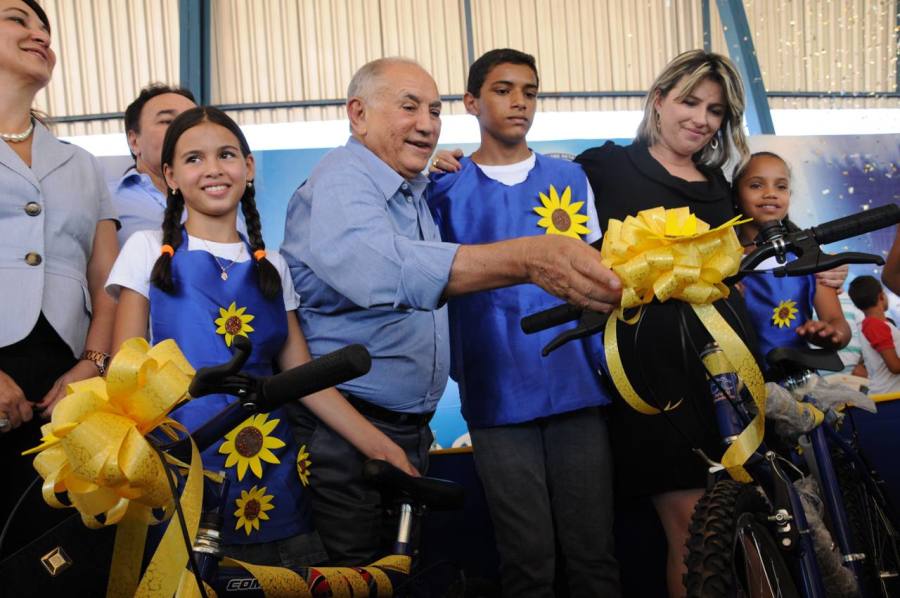 O governador Siqueira Campos assistiu à apresentação da Equipe 2 da Brigada da Comunicação, e entregou bicicletas aos alunos do Programa Pioneiros Mirins - <a href='http://central3.to.gov.br/arquivo/id:54678/'>Download</a>