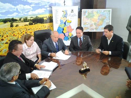 Programa Tocantins Praia Verão prevê a recuperaçã do pavimento asfáltico e roçagens de 14 trechos de estradas, num total de 1.700 quilômetros