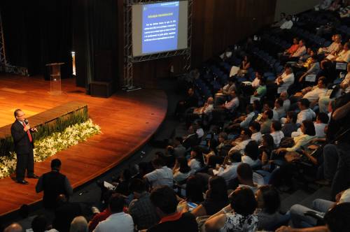 Atuais prefeitos tocantinenses e técnicos de municípios durante palestra de encontro promovido pelo Governo do Estado em dezembro de 2012.