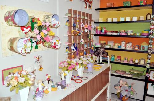 Em oficina, adultos aprenderam como transformar lixo em objetos de decoração.