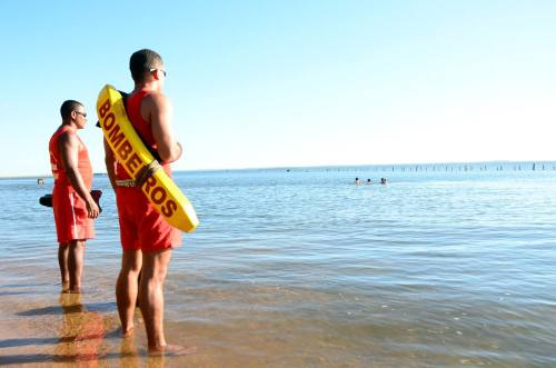 Cerca de 200 bombeiros devem atuar na temporada de praias este ano