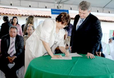 A secretária da SPU, Cassandra Maroni, e o Procurador Geral do Tocantins,André Luis de Mattos, assinaram o termo de cessão de áreas em Porto Nacional