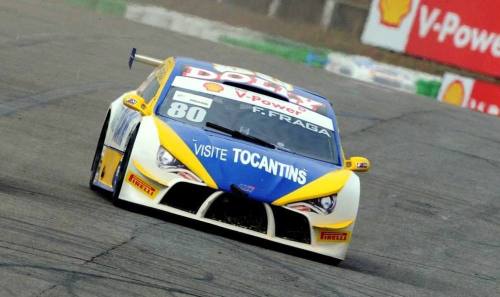 Felipe Fraga conduz seu carro com as cores e a logo do Estado para mais uma vitória