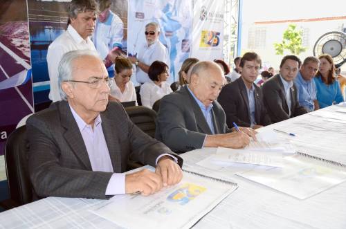  Governador Siqueira Campos assinou ordem de serviço para início das obras no Distrito Industrial de Paraíso no dia 25 de maio deste ano