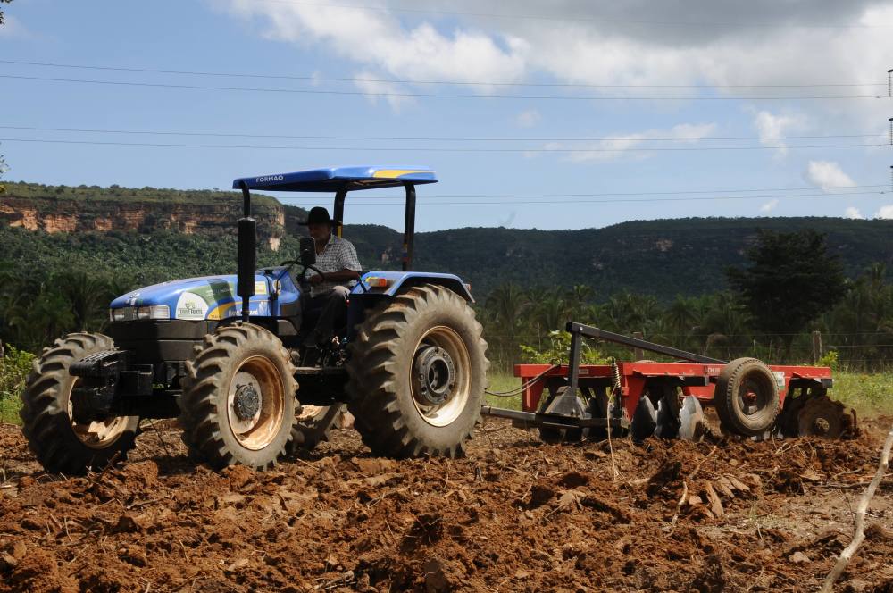 Featured image of post Trator Plantando Tractor um tipo de m quina que exerce trac o possibilitando a execu o de trabalho produtivo com conforto ao operador multiplicando a for a humana