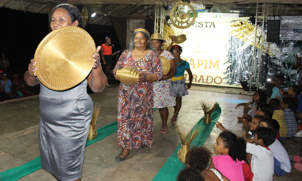 Artesanato em capim dourado reflete a atuaç u00e3o da mulher quilombola na cultura do Tocantins Adesivo Infantil De Parede ~ Artesanato em capim dourado reflete a atuaç u00e3o da mulher quilombola na cultura do Tocantins