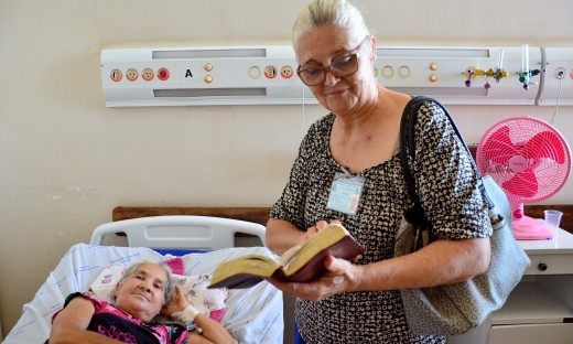 Maria das Graças leva mensagem de fé aos pacientes e familiares