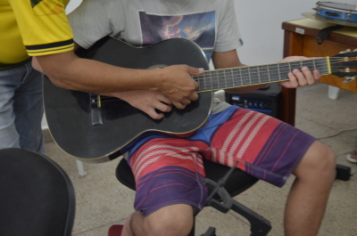 _MUF4248.JPG Socioeducandos do Case participam de aulas de música na unidade com a equipe da Escolinha Comunitária do 6º Batalhão da PM.