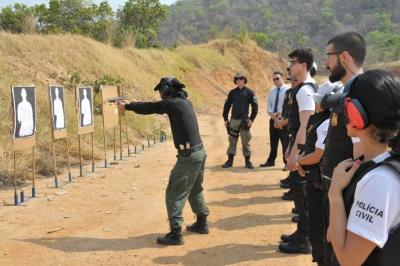 Aula prática de manuseio e técnicas de tiro com alunos do curso de Formação do concurso da Polícia Civil