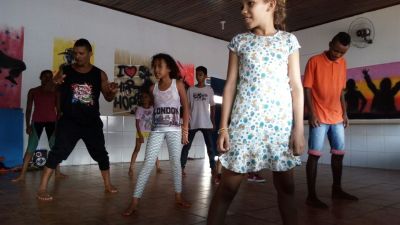 Alunos da Escola Vale do Sol dançam Hip Hop no contraturno escolar. Alunos da Escola Vale do Sol dançam Hip Hop no contraturno escolar.