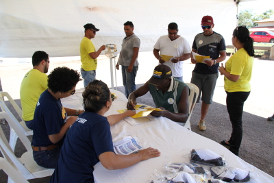 A blitz Maio Amarelo da Ageto e Sest Senat fez atendimento de prevenção a saúde do caminhoneiro nesta segunda A blitz Maio Amarelo da Ageto e Sest Senat fez atendimento de prevenção a saúde do caminhoneiro nesta segunda