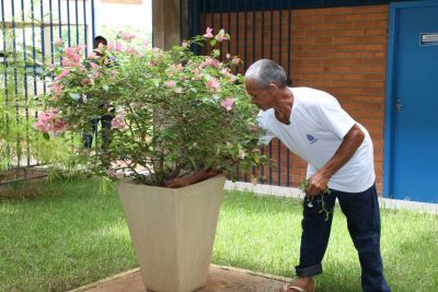 FOTO 2 - Márcio Vieira.jpeg Com muito carinho e dedicação ele cuida dos jardins da escola
