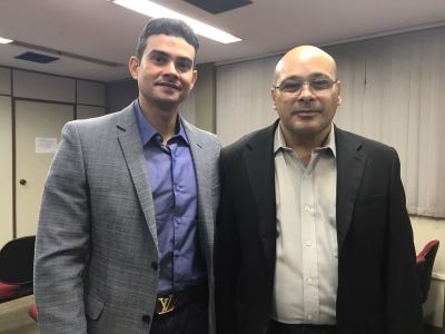 Procuradores do Estado dão boas vindas a novo integrante da carreira Presidente da Aproeto, Rodrigo Meneses e o novo procurador do Estado, Francisco Araújo.