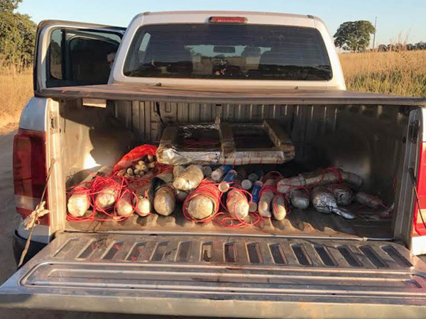 Uma grande quantidade de explosivos foi encontrada em uma caminhonete Amarok com placa de Teresina (PI), além de uma arma em uma Toyota Hilux com placa de Mossoró (RN)