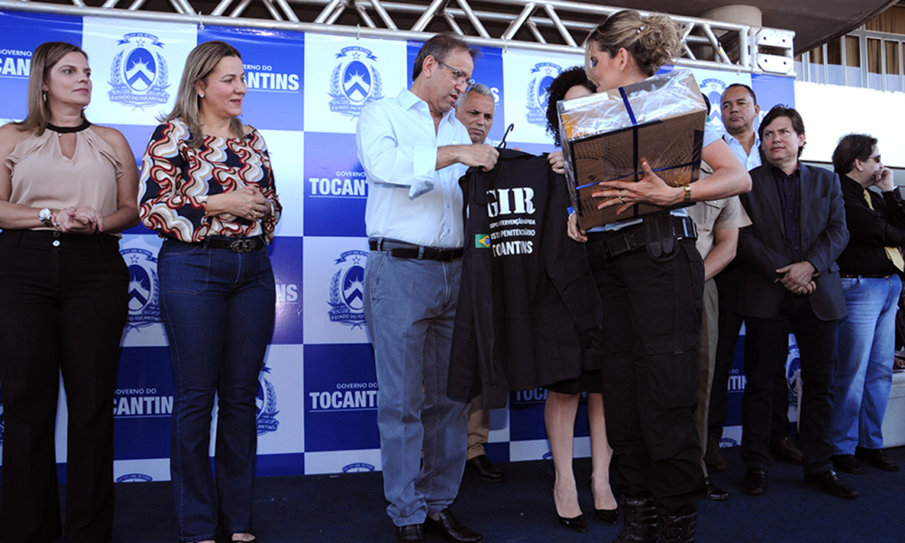 Marcelo Miranda fez também a entrega simbólica dos uniformes e das carteiras funcionais dos profissionais que atuam no Sistema Penitenciário Prisional - Lia Mara/Governo do Tocantins