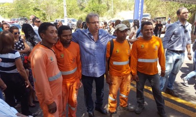Em Itaguatins, Marcelo Miranda foi recebido pela população e autoridades, quando cumprimentou e posou para fotos com os funcionários da empresa responsável pelas obras na rodovia TO-126 Em Itaguatins, Marcelo Miranda foi recebido pela população e autoridades, quando cumprimentou e posou para fotos com os funcionários da empresa responsável pelas obras na rodovia TO-126