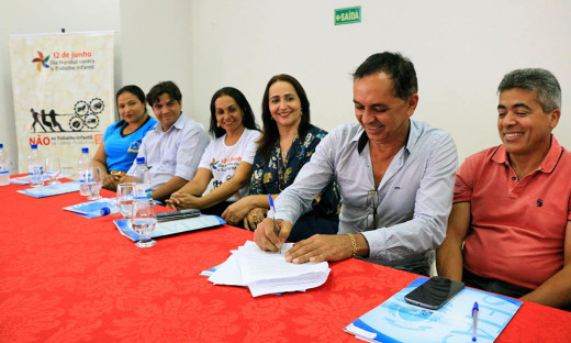 Prefeito assina Termo de Compromisso para erradicação do trabalho infantil
