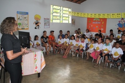 Socióloga Vera Dourado ministrando orientações sobre o trânsito para pais e alunos da Escola Municipal Alto da Cruz , em Itaguatins Socióloga Vera Dourado ministrando orientações sobre o trânsito para pais e alunos da Escola Municipal Alto da Cruz , em Itaguatins