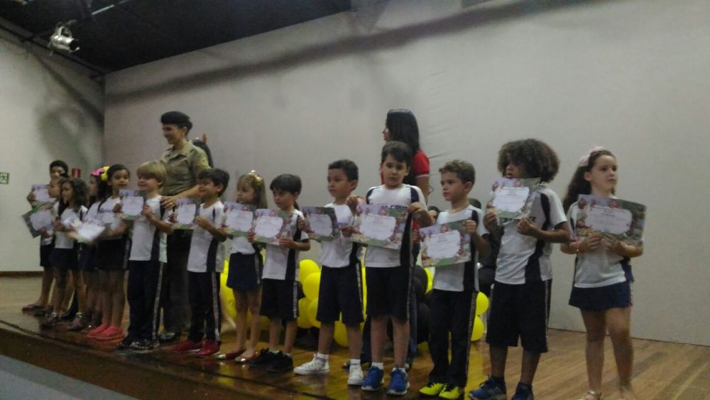 Crianças recebem certificados durante cerimônia.jpg - Divulgação PMTO