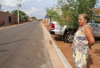 Dona Vitória disse que só acreditaria na obra quando visse passar o asfalto preto na sua rua Dona Vitória disse que só acreditaria na obra quando visse passar o asfalto preto na sua rua