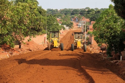Várias ruas encontram-se com as máquinas preparando a base para receber o asfalto Várias ruas encontram-se com as máquinas preparando a base para receber o asfalto