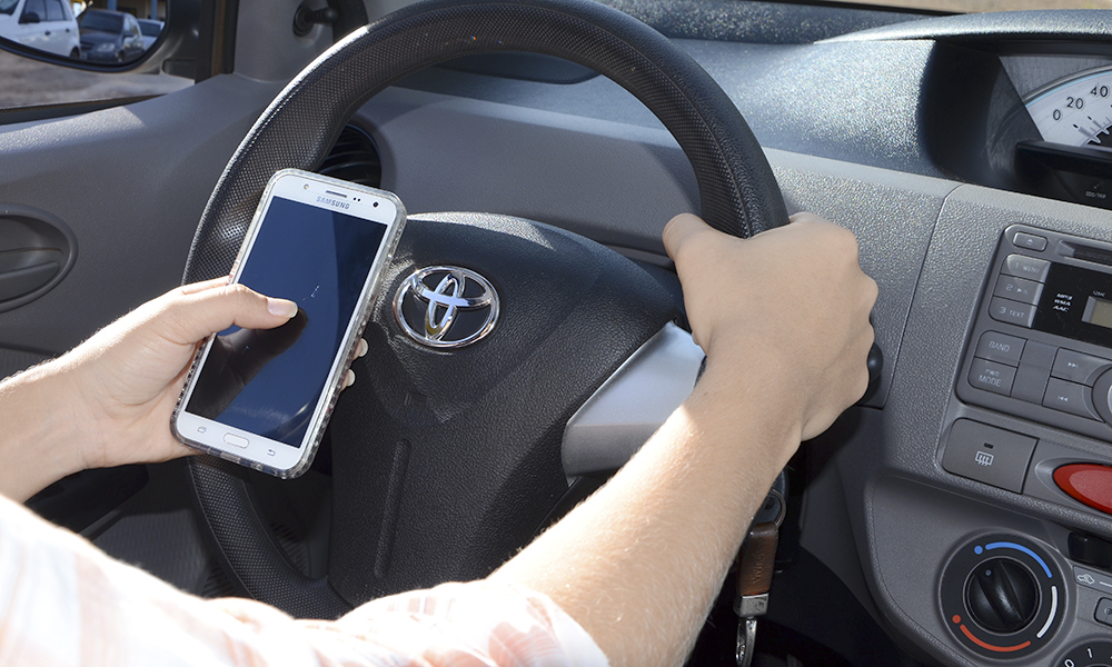 Detran alerta para o uso de celular ao volante - Notícias 