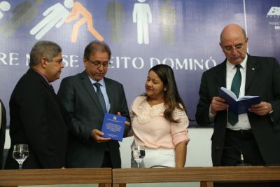 Reitora entrega pessoalmente o relatório completo da pesquisa feita durante um ano pelos professores pesquisadores da Unitins Reitora entrega pessoalmente o relatório completo da pesquisa feita durante um ano pelos professores pesquisadores da Unitins