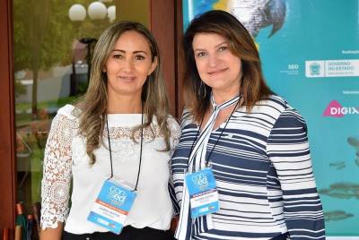 Ao lado da diretora Marisa Alves, do Caic, uma das cinco finalistas do Prêmio Gestão Escolar Ao lado da diretora Marisa Alves, do Caic, uma das cinco finalistas do Prêmio Gestão Escolar