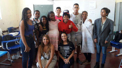 Alunos que realizaram a peça, posam com a professora que os orientou Alunos que realizaram a peça com a professora de Língua Portuguesa que os orientou durante o trabalho