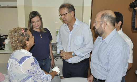 Governador Marcelo Miranda, a vice Claudia Lelis e o secretário Marcos Musafir, visitam paciente, durante a inauguração da nova ala do HGP