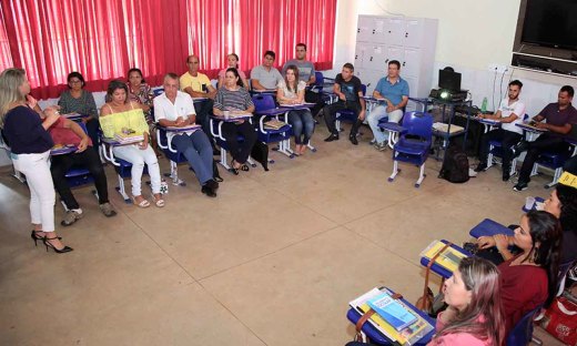 Professores e coordenadores pedagógicos preparam o plano de aula para 2018