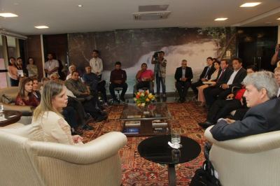 Representantes da Procuradoria Geral participam de reunião para entrega de títulos de terras a prefeitos do Tocantins Representantes da Procuradoria Geral participam de reunião para entrega de títulos de terras a prefeitos do Tocantins